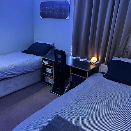 London Gateway Get-Away Apartment เฮาน์สโลว์ ภายนอก รูปภาพ