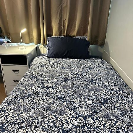 London Gateway Get-Away Apartment เฮาน์สโลว์ ภายนอก รูปภาพ