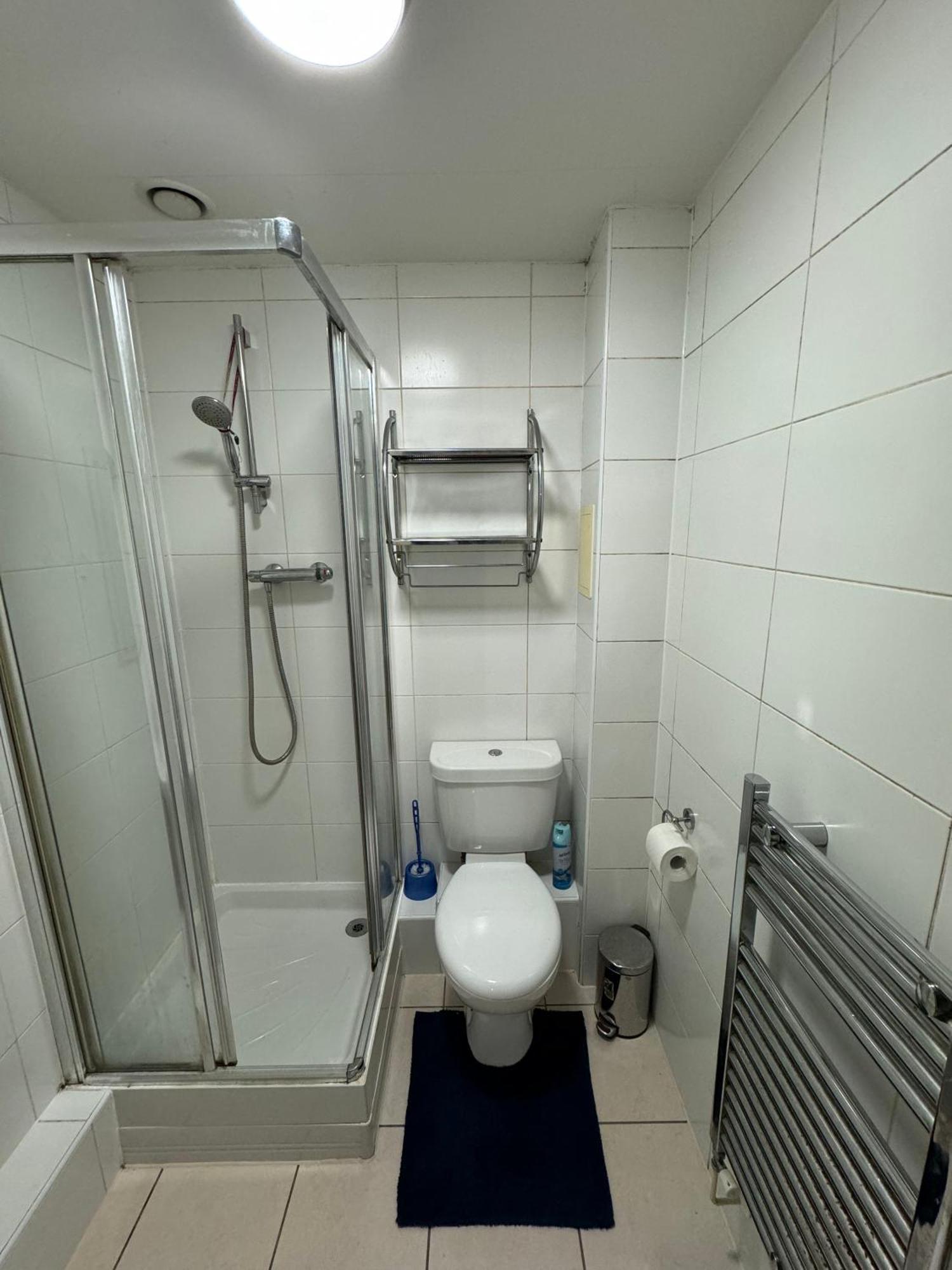 London Gateway Get-Away Apartment เฮาน์สโลว์ ภายนอก รูปภาพ