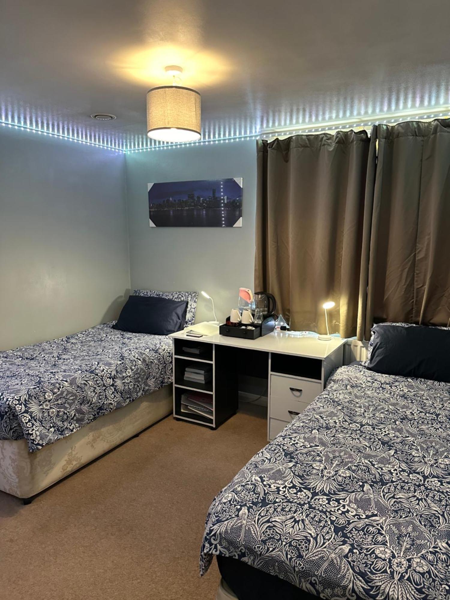 London Gateway Get-Away Apartment เฮาน์สโลว์ ภายนอก รูปภาพ